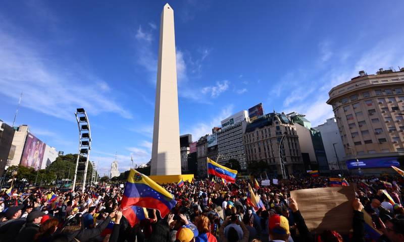  Cientos de manifestantes se agolparon alrededor del Obelisco, en Buenos Aires, enarbolando banderas venezolanas / Foto: EFE