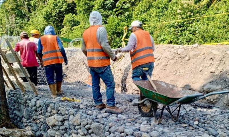 En varios tramos se realizan trabajos de mantenimiento y bacheo / Foto: cortesía MTOP