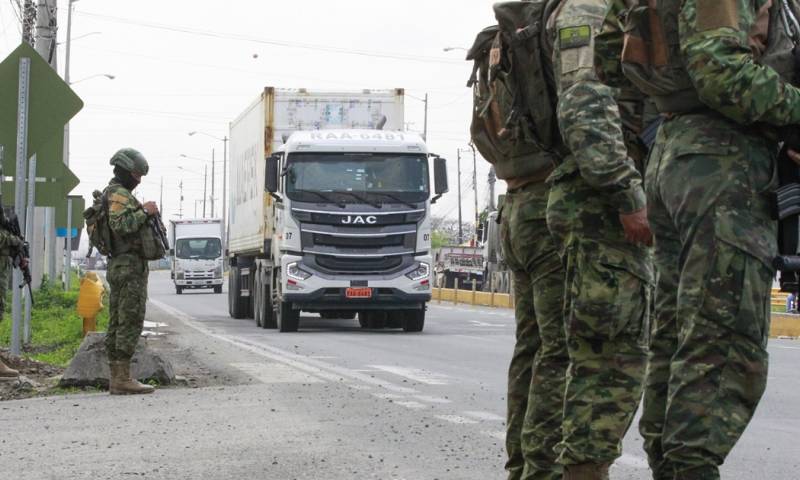 Un muelle fue destruido con explosivos en El Oro./ Foto: cortesía EFE