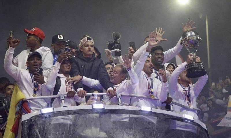 Desde el aeropuerto, el equipo completo se subió a un autobús descapotable para iniciar un largo recorrido por la capital ecuatoriana/ Foto: cortesía EFE