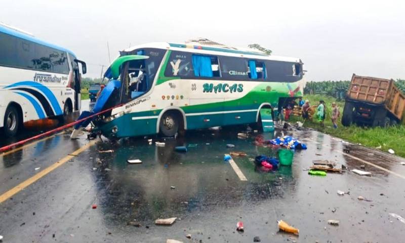 El accidente ocurrió en la costera provincia de Guayas, donde se produjo el siniestro entre un camión, un tráiler y un autobús / Foto: cortesía Fiscalía