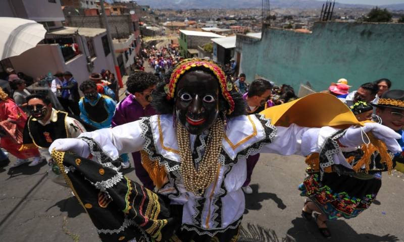 La fiesta deslumbró con personajes únicos, trajes coloridos, bailes, música vibrante, gastronomía y las famosas loas dedicadas a la virgen / Foto: EFE