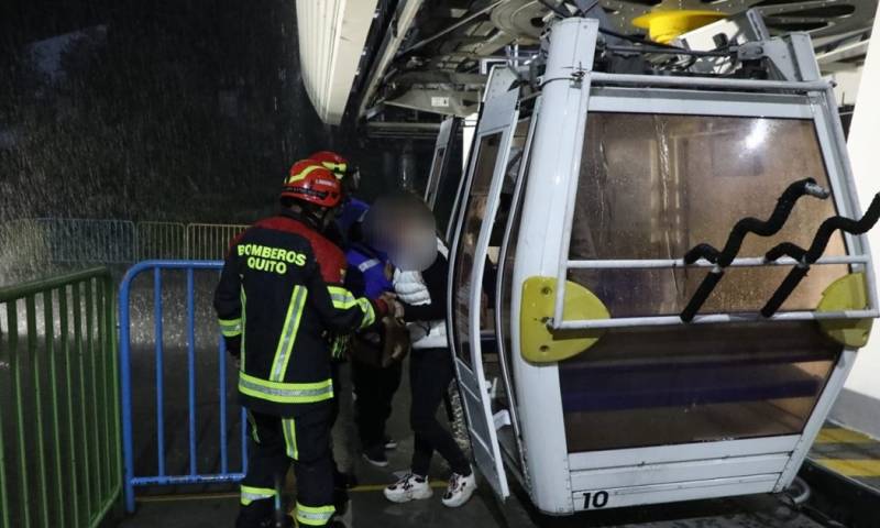 El Cuerpo de Bomberos de Quito realizó las valoraciones médicas a las personas que descendían de las cabinas / Foto: cortesía Bomberos Quito 