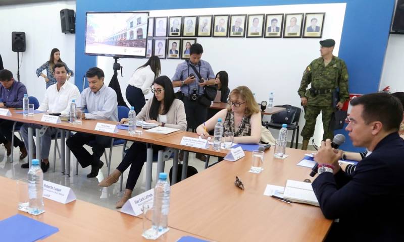 En la reunión participaron varios ministros y el gobernador de Manabí / Foto: cortesía Presidencia