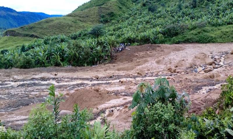 El deslizamiento ocurrió en la parroquia el Chical, como consecuencia de las fuertes lluvias registradas esta madrugada / Foto: cortesía Riesgos Ecuador