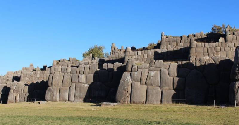 En los muros destacan grandes piedras colocadas de manera vertical, denominadas 'huancas' / Foto: EFE