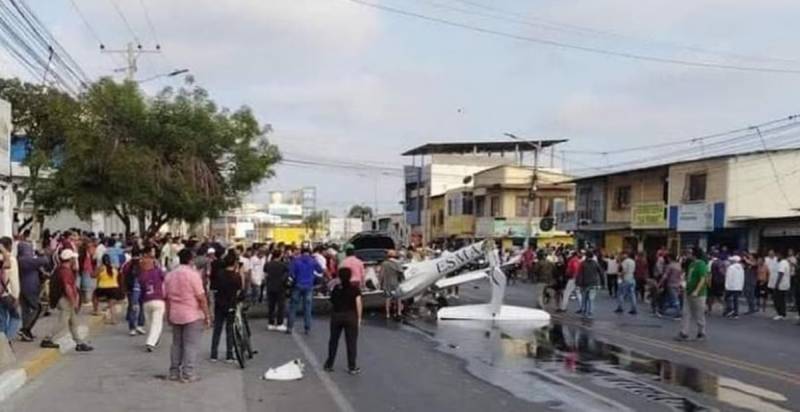 El aparato se estrelló en una calle muy concurrida de La Libertad / Foto: cortesía Fiscalía General