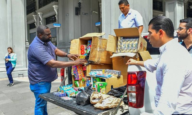 Los funcionarios municipales tuvieron el apoyo del Cuerpo de Bomberos de Guayaquil / Foto: cortesía Municipio de Guayaquil