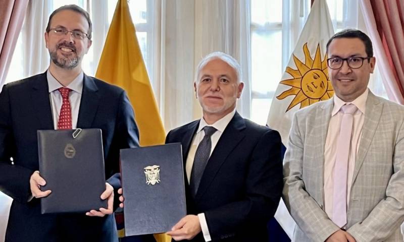 El embajador de Uruguay en Ecuador, Ricardo Baluga, firmó el acuerdo / Foto: MTPO