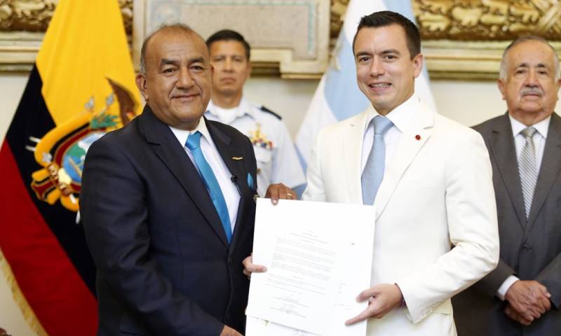 José Delgado recibió la condecoración por su trayectoria periodística / Foto: cortesía Presidencia 