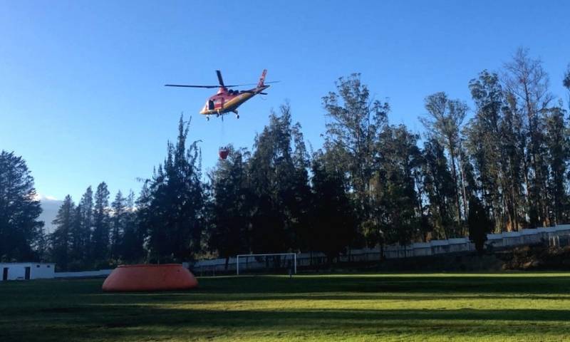 A primeras horas de este jueves se dio el despacho inicial de agua desde el helicóptero/ Foto: cortesía Bomberos de Quito