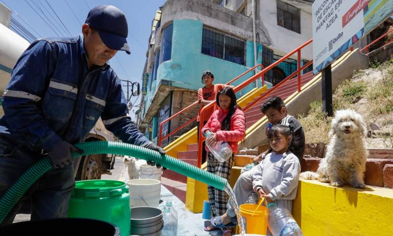 En zonas del centro y sur de Quito los racionamientos de agua se comenzaron a dar desde la pasada semana / Foto: EFE