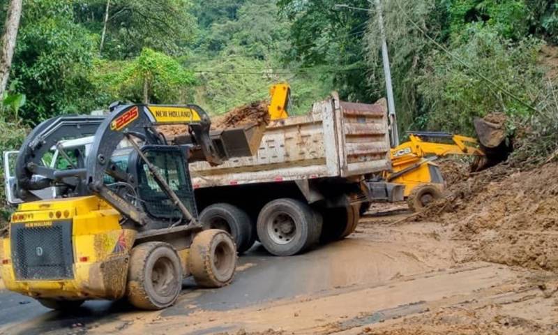  La vía presenta graves afectaciones debido a las fuertes lluvias / Foto: cortesía MTOP