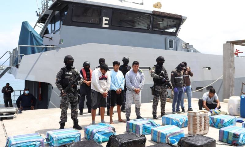 Fueron 893 kilos de cocaína incautados, con un valor en mercados internacionales de hasta 20 millones de dólares / Foto: cortesía Armada del Ecuador 