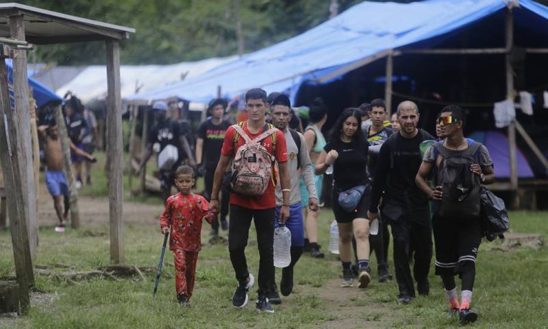 El último vuelo se realizó este viernes con 36 ciudadanos ecuatorianos / Foto: EFE 