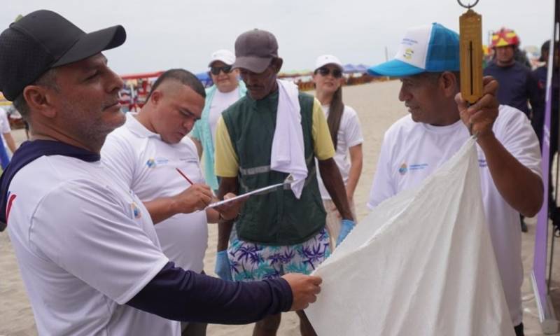 8.064 voluntarios recorrieron las playas de Ecuador / Foto: cortesía MAATE