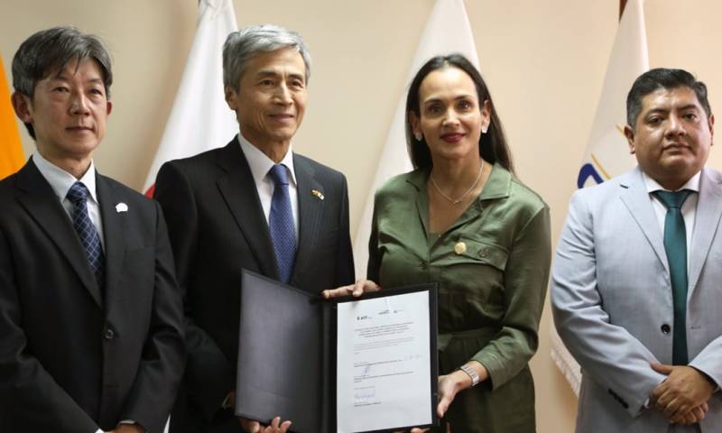 El embajador de Japón en Ecuador, Morishita Keiichiro, firmó el acuerdo / Foto: cortesía Ministerio de Energía y Minas