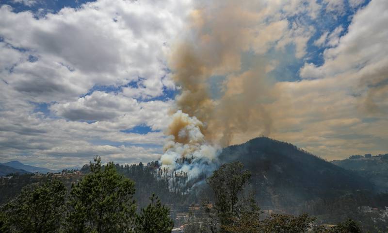 Al momento se encuentran trabajando ocho helicópteros: cuatro en Loja y cuatro en Azuay / Foto: EFE