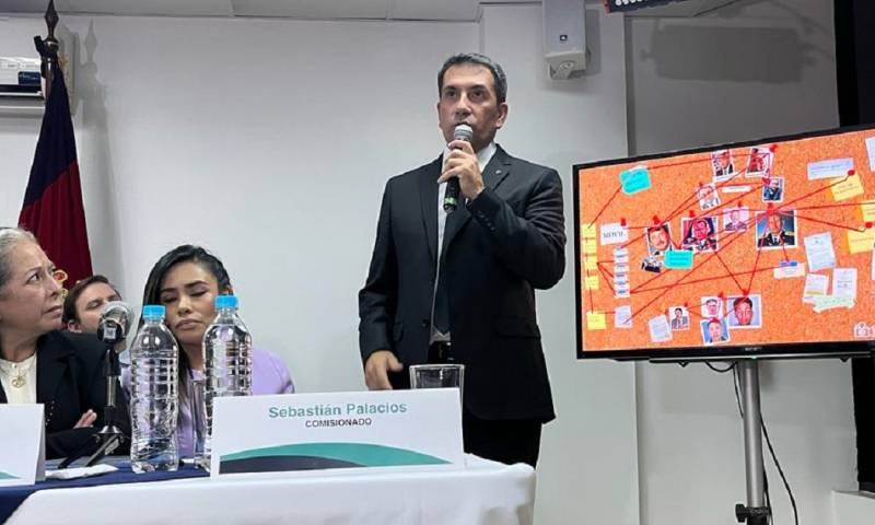 Roberta Meza, explicó su trabajo al elaborar un modelo de relaciones entre varios sospechosos de haber intervenido en el crimen y sus aparentes motivaciones / Foto: cortesía