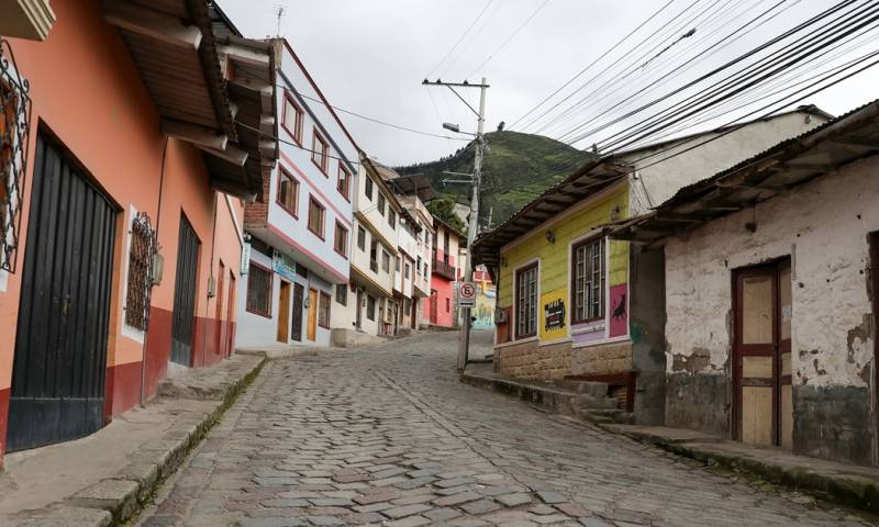 Pese a que en Alausí viven en riesgo, no cuentan con "el apoyo concreto" del Gobierno en vialidad y  / Foto: EFE