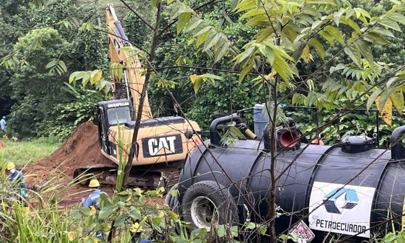 Equipos y maquinaria especializada de Petroecuador se desplazaron hacia la zona / Foto: cortesía Visión TV