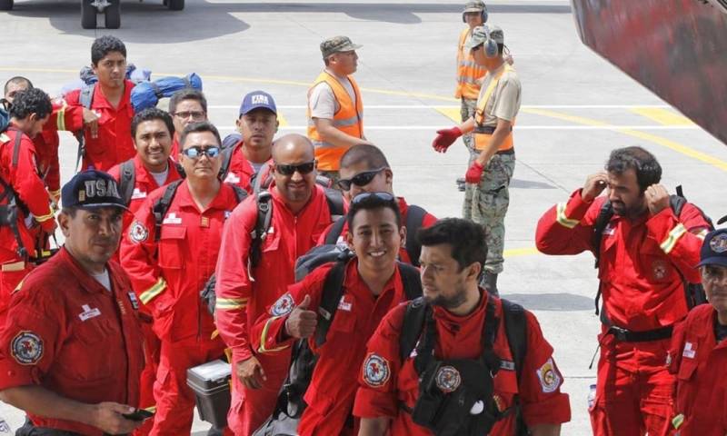 Bomberos peruanos también llegaron al país para ayudar durante el terremoto de 2016 / Foto: cortesía