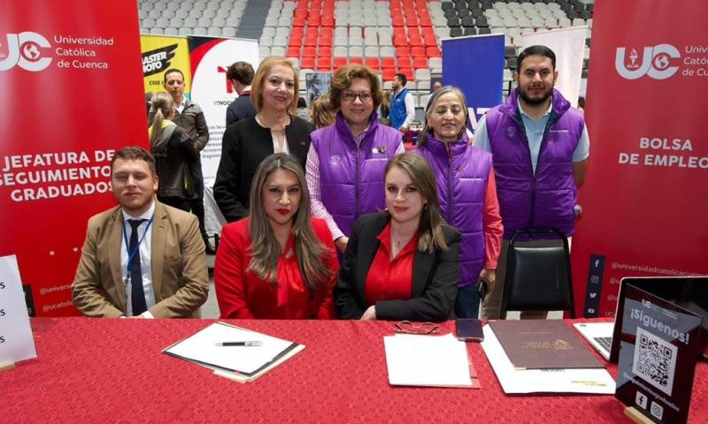 La ministra del Trabajo, Ivonne Núñez (centro), estuvo presente en la Universidad Católica de Cuenca / Foto: cortesía Ministerio de Trabajo