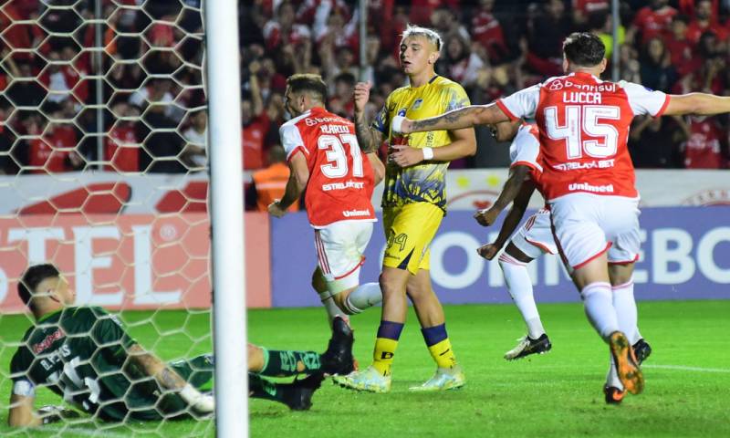 Lucas Alario anotó el gol de la victoria de Internacional sobre Delfín / Foto: EFE