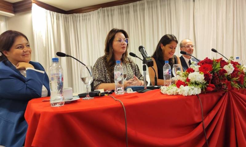 Rebeca Illescas, viceministra de Minas, y Stephan Potter, embajador de Canadá, participaron en el congreso / Foto: cortesía CME