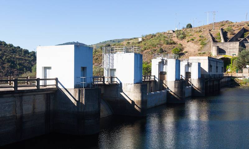 Colombia enfrenta niveles históricos bajos en embalses por falta de lluvias, mientras Ecuador busca alternativas energéticas para evitar apagones./ Foto: cortesía