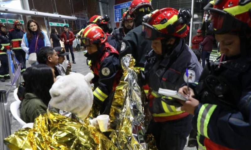 Bomberos rescataron a personas atrapadas en el teleférico de Quito / Foto: cortesía Pabel Muñoz