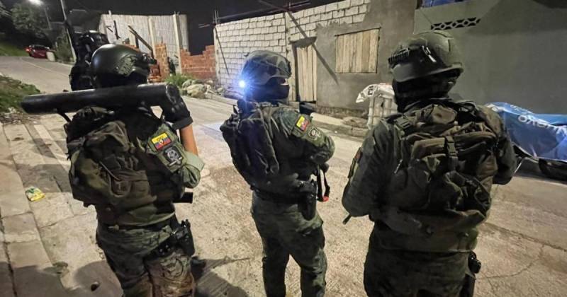 Los 11 adultos fueron detenidos por los delitos de tenencia ilegal de armas y tráfico de drogas / Foto: cortesía Ministerio de Defensa 