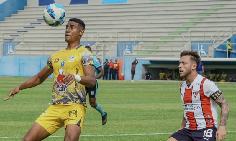 Jostin Alman, de Delfín, protege el balón ante la marca de Ezequiel Piovi, de Liga / Foto: cortesía Delfín