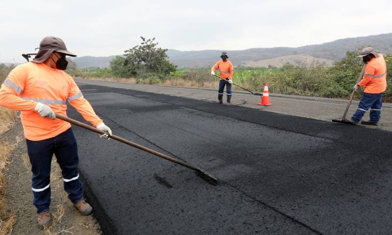 La vía Manta-Rocafuerte tiene un progreso del 86 % / Foto: cortesía Presidencia