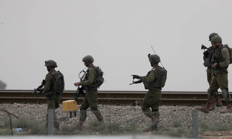 Las tropas israelíes "siguen con las búsquedas" y realizan ataques con helicópteros en el área.