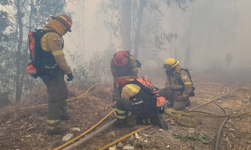 Las llamas se concentran en las localidades de Pifo, Nayón y Chilibulo / Foto: cortesía Bomberos Quito