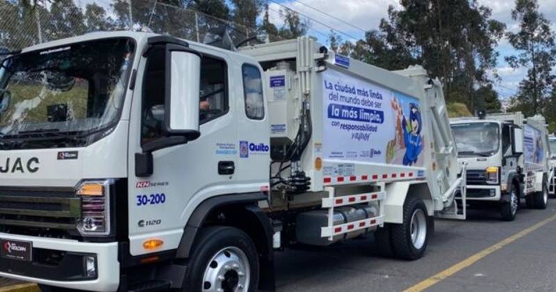 Los 6 camiones recolectores de basura fueron presentados por el Municipio de Quito / Foto: cortesía Municipio de Quito