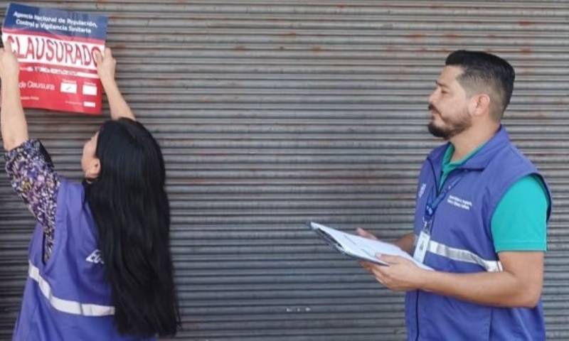 Los locales, ubicados en el centro de Macas, fueron clausurados / Foto: cortesía Arcsa