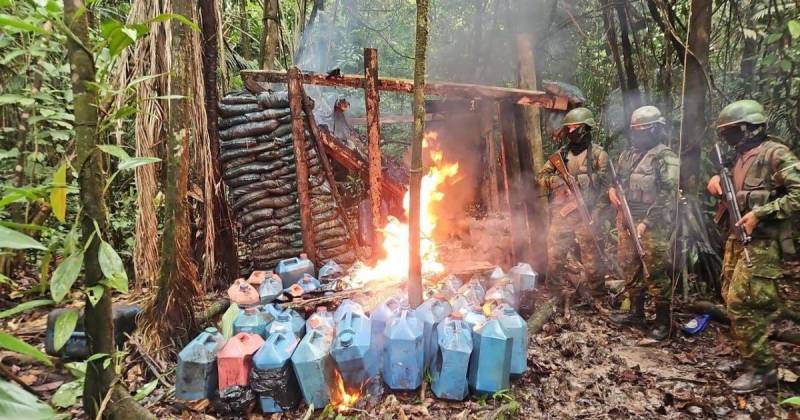 El descubrimiento se produjo en medio de la vegetación / Foto: cortesía Ejército Ecuatoriano