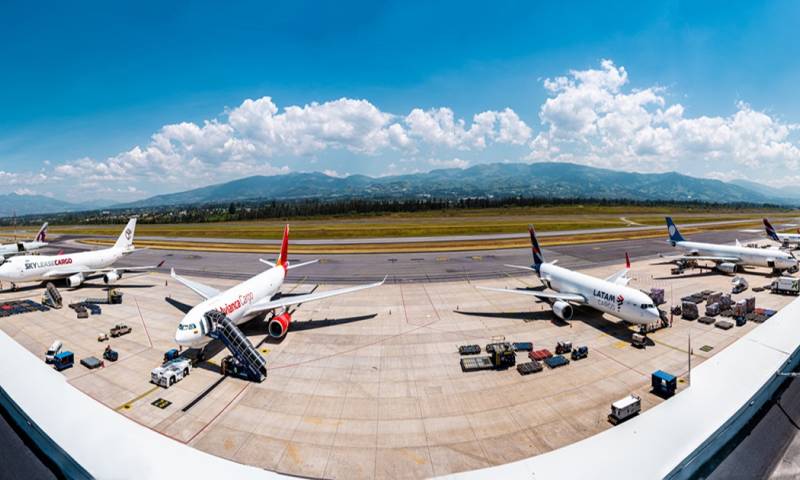 Durante esta temporada, en la plataforma de carga del aeropuerto de Quito operaron 16 aerolíneas / Foto: cortesía Aeropuerto de Quito