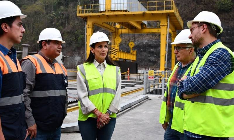 Inés Manzano, ministra de Energía y Minas encargada, visitó el complejo Toachi Pilatón / Foto: cortesía Ministerio de Energía y Minas