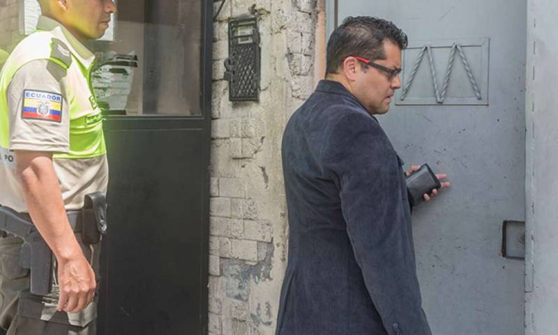 Pasado el mediodía de este viernes, Fausto Jarrín, abogado de Alexis M., entregó la documentación requerida en la cárcel 4 para la libertad de su cliente. Foto: El Telégrafo