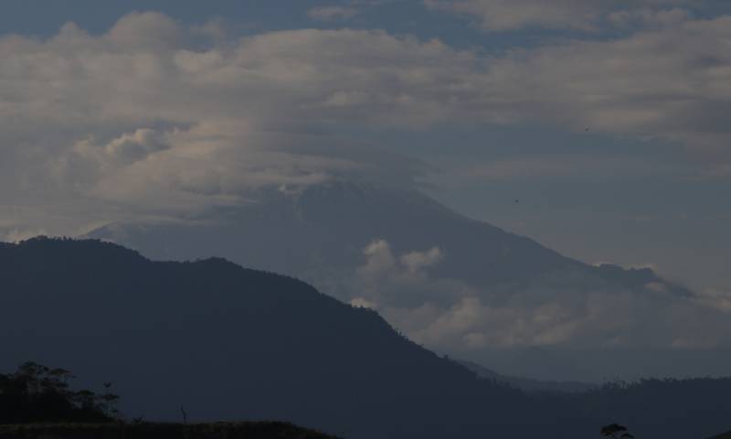  La altura de la nube de ceniza es de aproximadamente 1.500 metros / Foto: El Oriente 