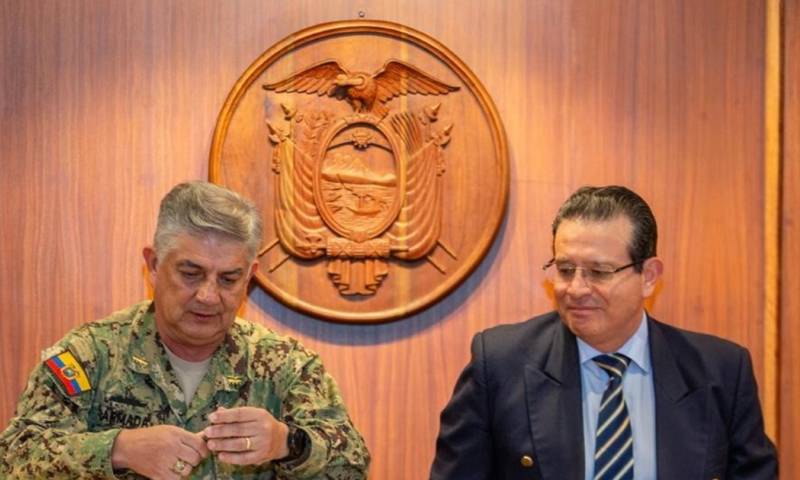 El acuerdo fue suscrito por el gerente general de Petroecuador, Diego Guerrero, y el jefe del Comando Conjunto de las FF.AA., Jaime Vela / Foto: cortesía Petroecuador 