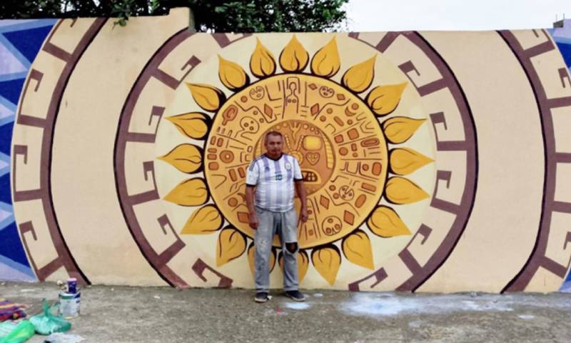 Henrry Acaro pinta murales en escuela de Yantzaza / Foto: cortesía Ministerio de Educación