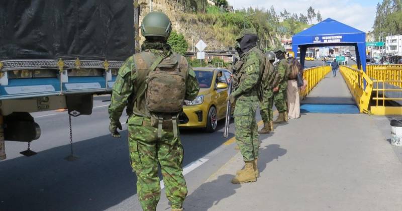 También se han reforzado las patrullas militares en puertos y la vigilancia del espacio aéreo / Foto: EFE