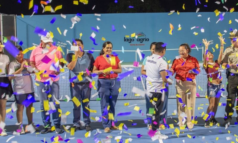 La inauguración de la cancha de tenis congregó a decenas de personas en Lago Agrio / Foto: cortesía Alcaldía de Lago Agrio