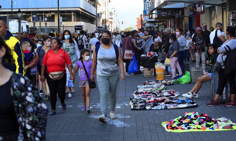 Los ecuatorianos con empleo trabajan en empresas que no tienen registro de contribuyente/ Foto: cortesía EFE