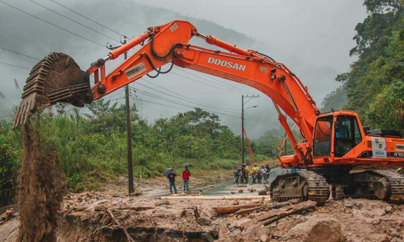 Maquinaria de la Gobernación de Pastaza trabaja en la remoción de escombros / Foto: cortesía Gobernación de Pastaza