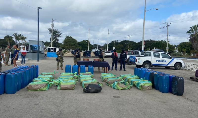 La embarcación estaba tripulada por dos hombres de nacionaldiad ecuatoriana / Foto: cortesía Armada 